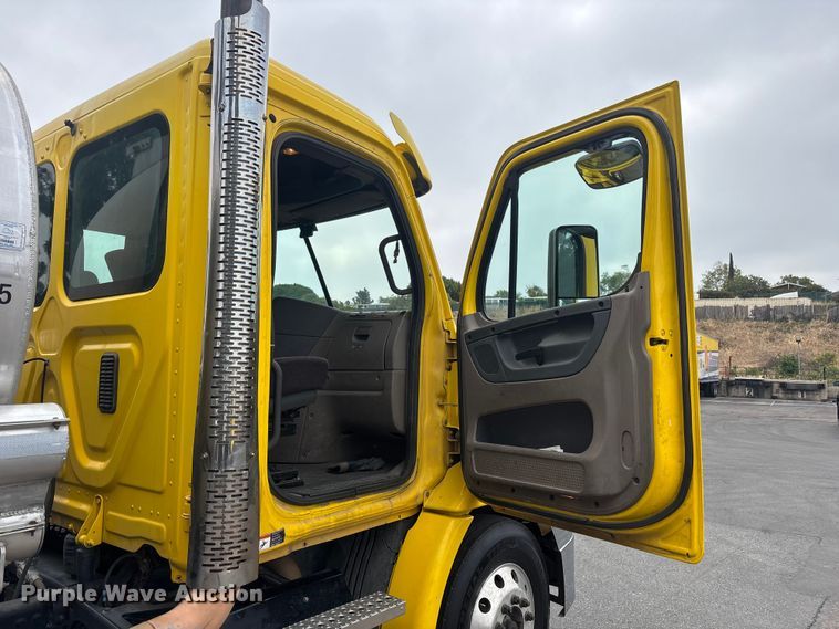 image for item ER7644 2012 Freightliner Cascadia fuel truck