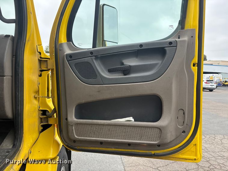 image for item ER7644 2012 Freightliner Cascadia fuel truck