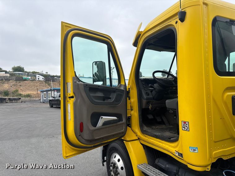 image for item ER7644 2012 Freightliner Cascadia fuel truck