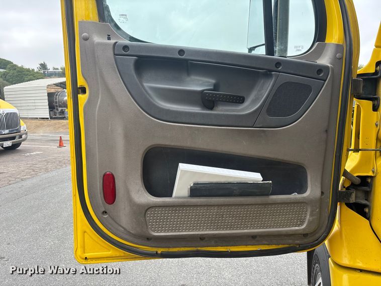 image for item ER7644 2012 Freightliner Cascadia fuel truck