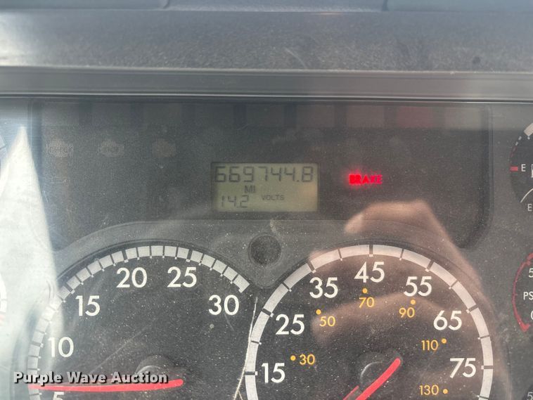 image for item ER7644 2012 Freightliner Cascadia fuel truck