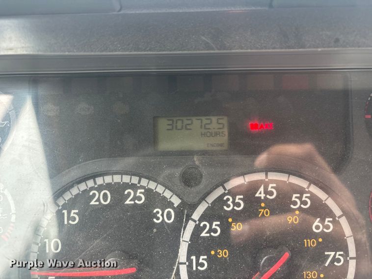 image for item ER7644 2012 Freightliner Cascadia fuel truck