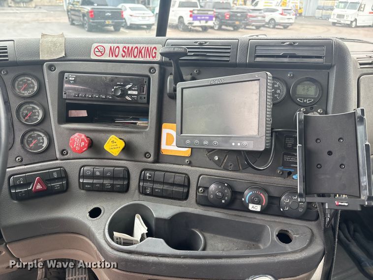 image for item ER7644 2012 Freightliner Cascadia fuel truck
