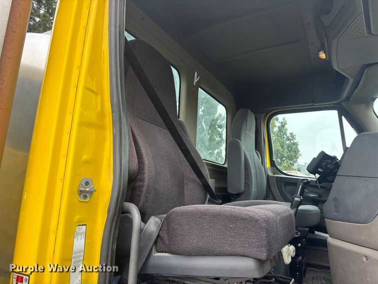 image for item ER7644 2012 Freightliner Cascadia fuel truck