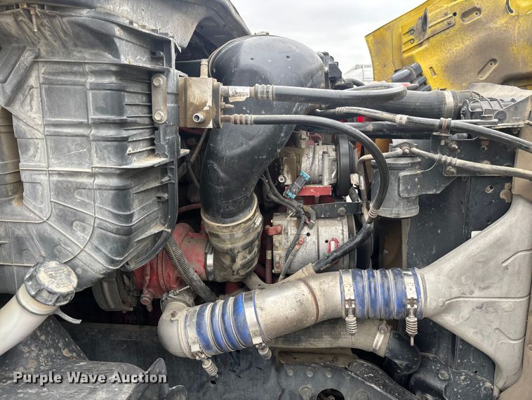 image for item ER7644 2012 Freightliner Cascadia fuel truck