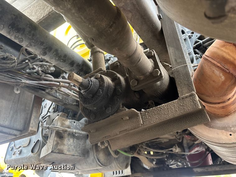 image for item ER7644 2012 Freightliner Cascadia fuel truck
