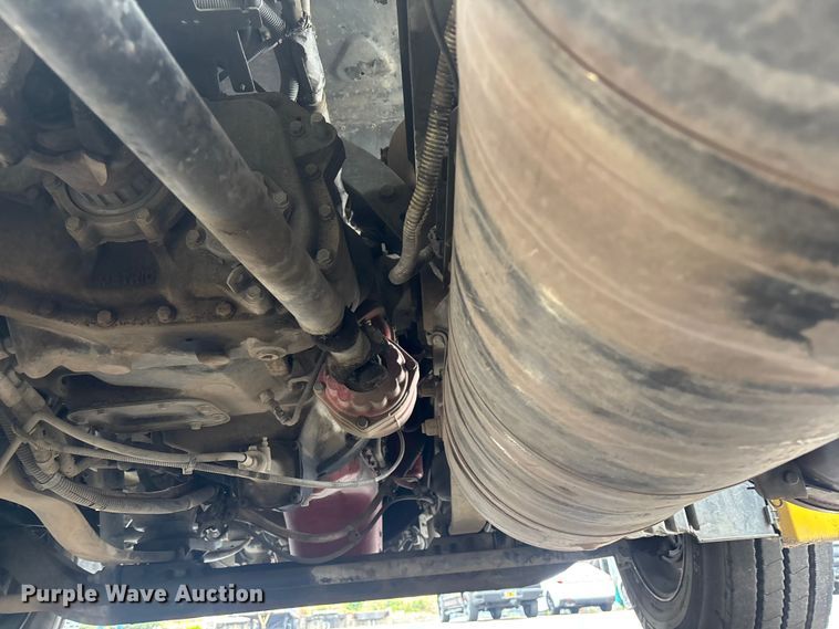 image for item ER7644 2012 Freightliner Cascadia fuel truck