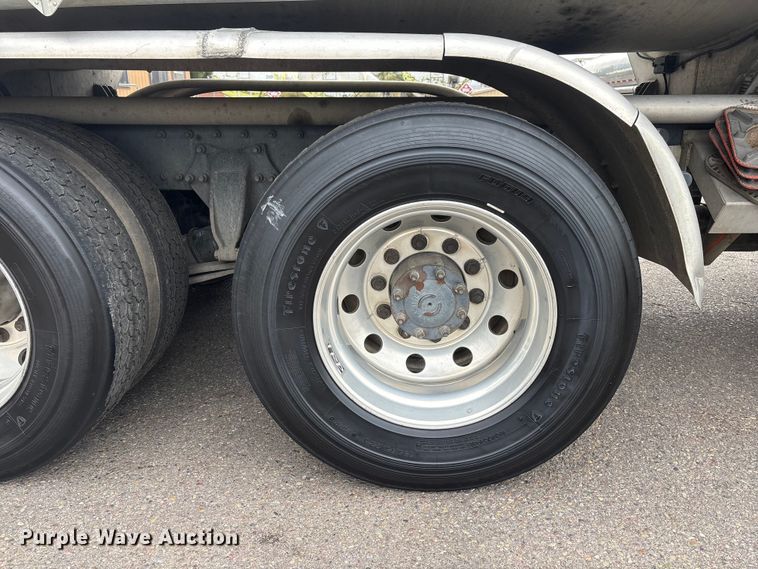 image for item ER7644 2012 Freightliner Cascadia fuel truck