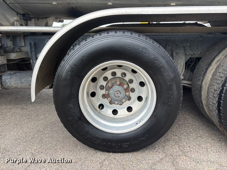 image for item ER7644 2012 Freightliner Cascadia fuel truck