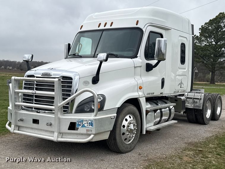 image for item ES5958 2017 Freightliner Cascadia 125 semi truck