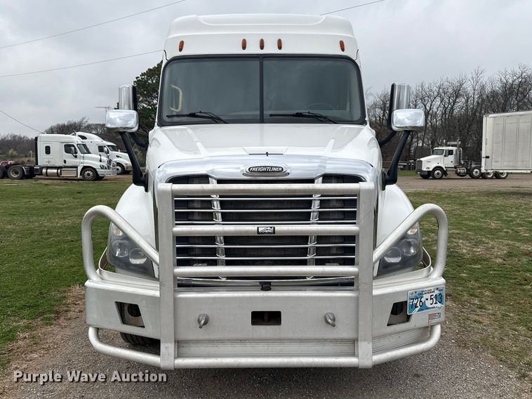 image for item ES5958 2017 Freightliner Cascadia 125 semi truck