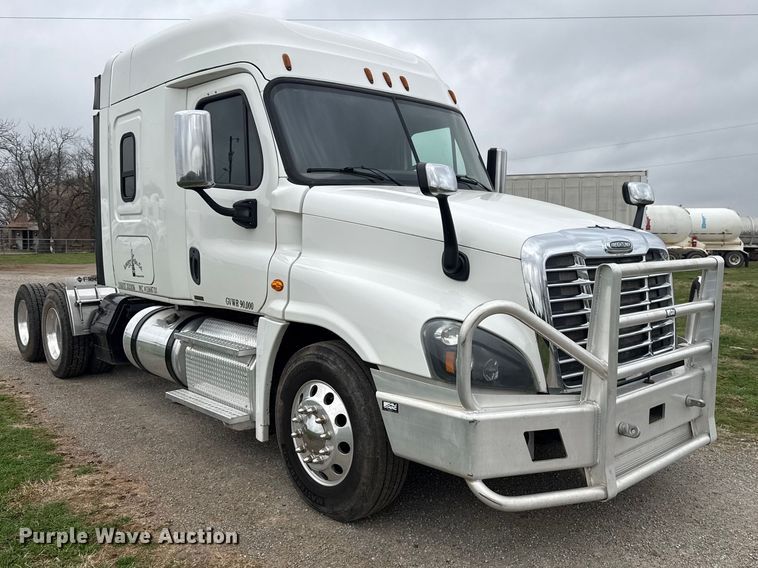 image for item ES5958 2017 Freightliner Cascadia 125 semi truck