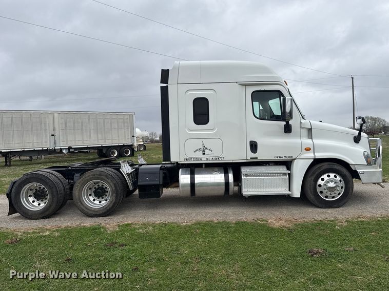 image for item ES5958 2017 Freightliner Cascadia 125 semi truck