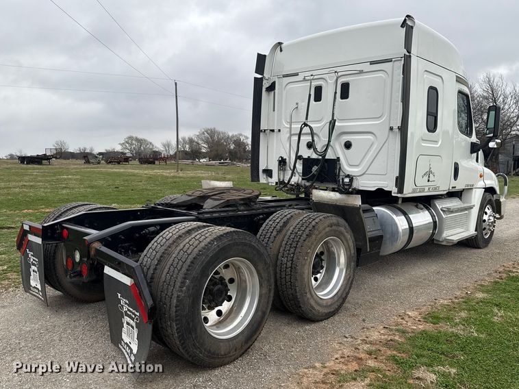 image for item ES5958 2017 Freightliner Cascadia 125 semi truck