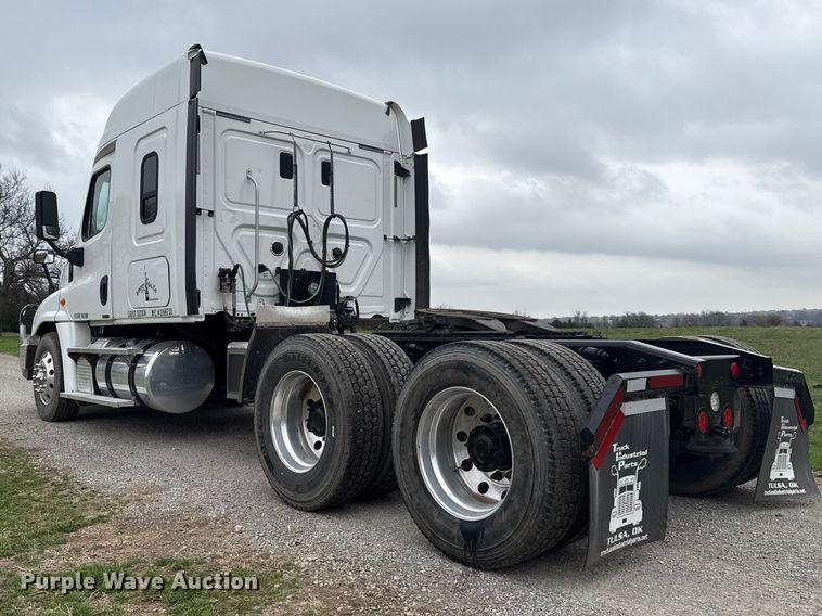 image for item ES5958 2017 Freightliner Cascadia 125 semi truck