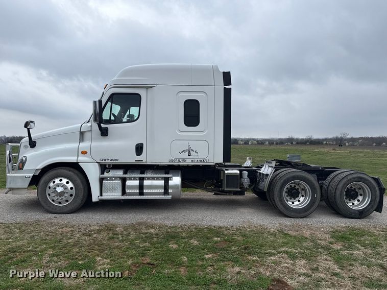 image for item ES5958 2017 Freightliner Cascadia 125 semi truck