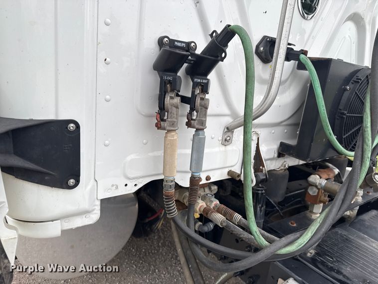 image for item ES5958 2017 Freightliner Cascadia 125 semi truck