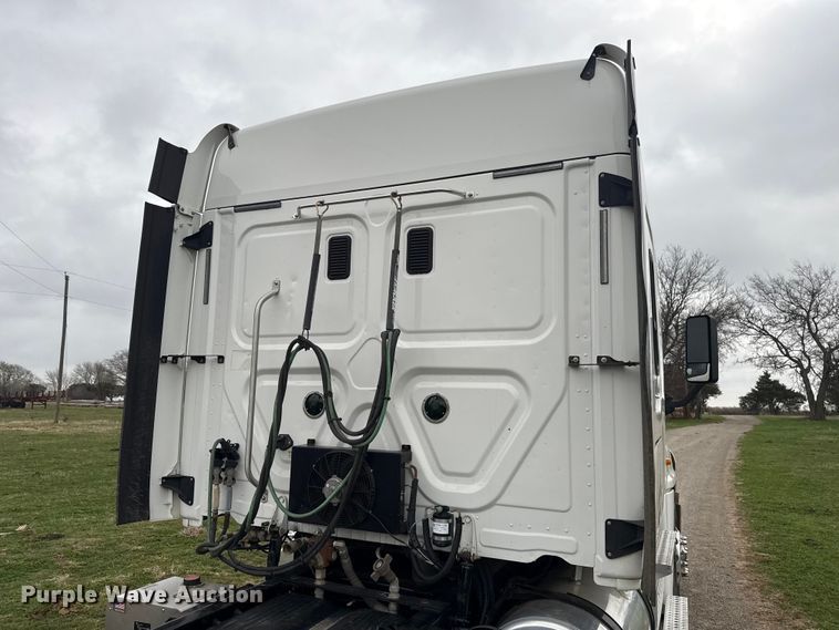 image for item ES5958 2017 Freightliner Cascadia 125 semi truck