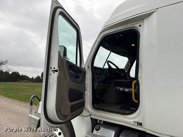 image for item ES5958 2017 Freightliner Cascadia 125 semi truck