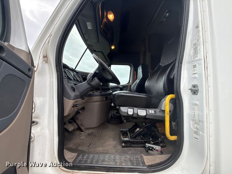 image for item ES5958 2017 Freightliner Cascadia 125 semi truck