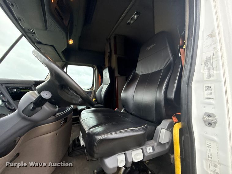 image for item ES5958 2017 Freightliner Cascadia 125 semi truck