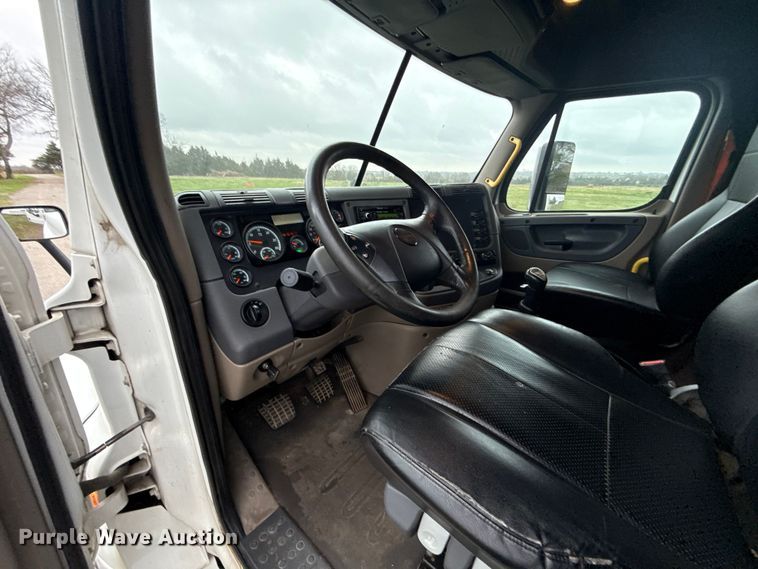 image for item ES5958 2017 Freightliner Cascadia 125 semi truck
