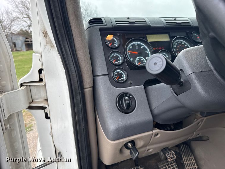 image for item ES5958 2017 Freightliner Cascadia 125 semi truck