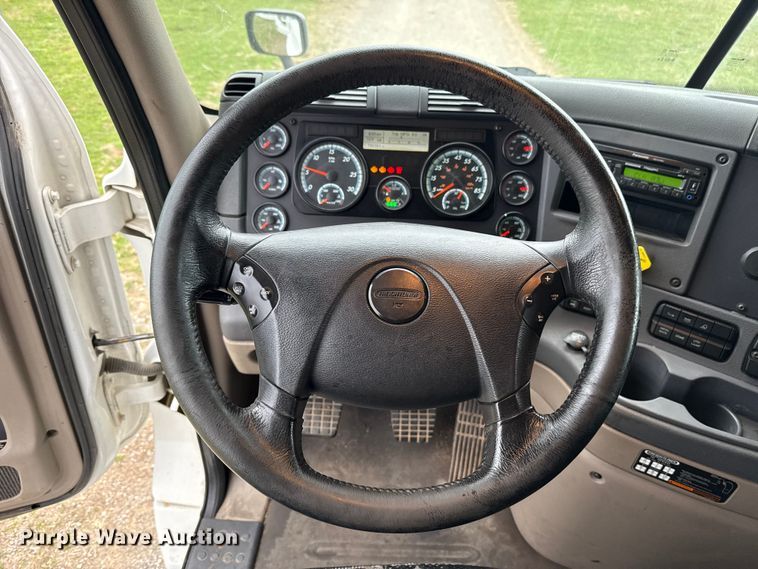 image for item ES5958 2017 Freightliner Cascadia 125 semi truck