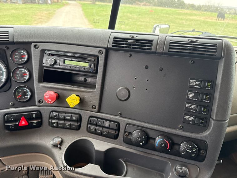 image for item ES5958 2017 Freightliner Cascadia 125 semi truck