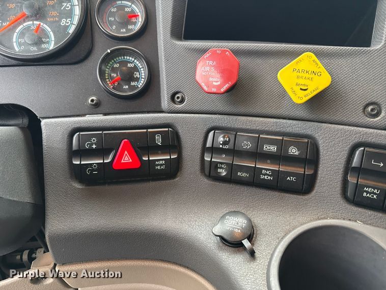 image for item ES5958 2017 Freightliner Cascadia 125 semi truck
