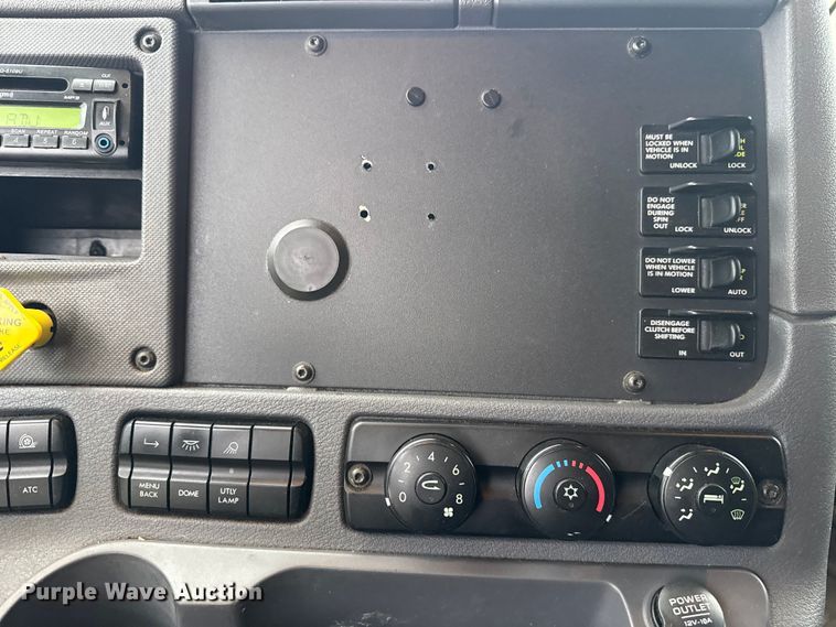 image for item ES5958 2017 Freightliner Cascadia 125 semi truck