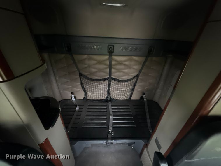 image for item ES5958 2017 Freightliner Cascadia 125 semi truck