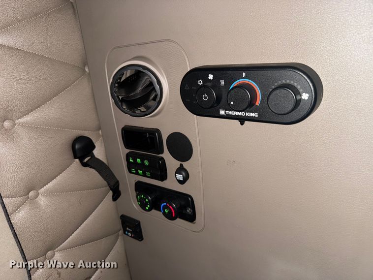 image for item ES5958 2017 Freightliner Cascadia 125 semi truck