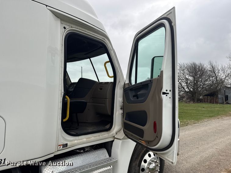 image for item ES5958 2017 Freightliner Cascadia 125 semi truck