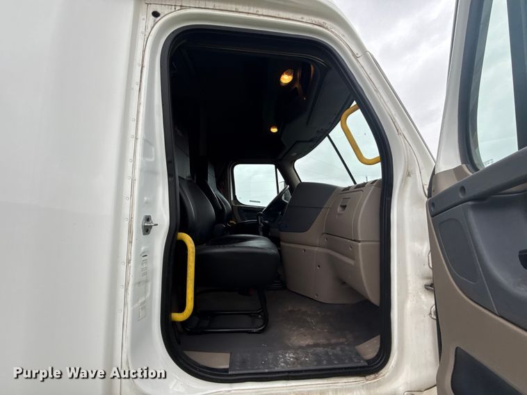 image for item ES5958 2017 Freightliner Cascadia 125 semi truck