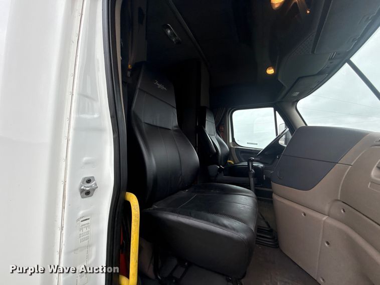 image for item ES5958 2017 Freightliner Cascadia 125 semi truck