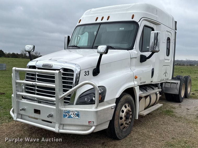 image for item ES5959 2017 Freightliner Cascadia 125  semi truck