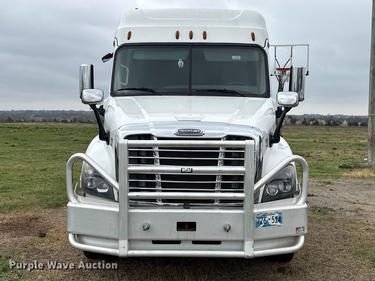 image for item ES5959 2017 Freightliner Cascadia 125  semi truck