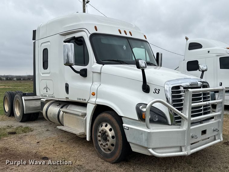image for item ES5959 2017 Freightliner Cascadia 125  semi truck