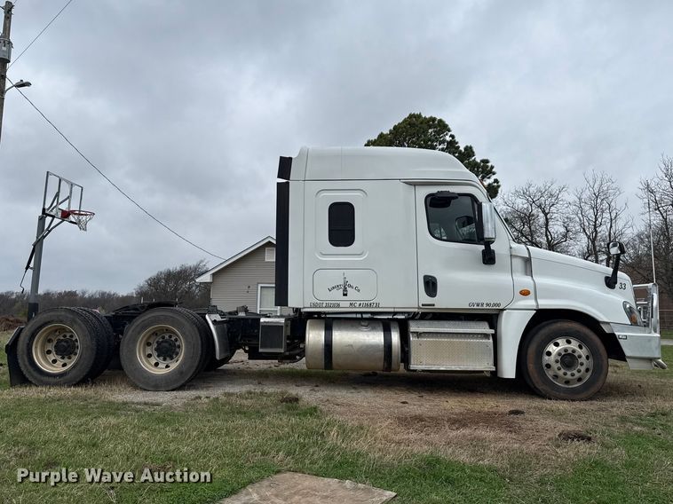 image for item ES5959 2017 Freightliner Cascadia 125  semi truck