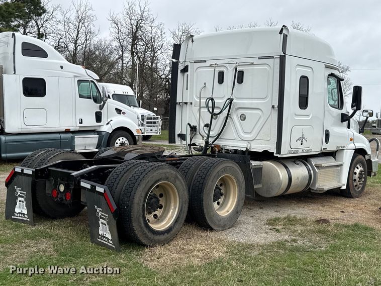 image for item ES5959 2017 Freightliner Cascadia 125  semi truck