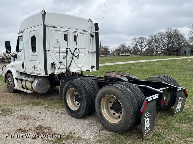 image for item ES5959 2017 Freightliner Cascadia 125  semi truck