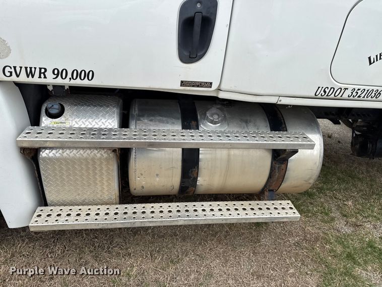 image for item ES5959 2017 Freightliner Cascadia 125  semi truck