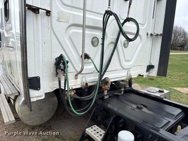 image for item ES5959 2017 Freightliner Cascadia 125  semi truck