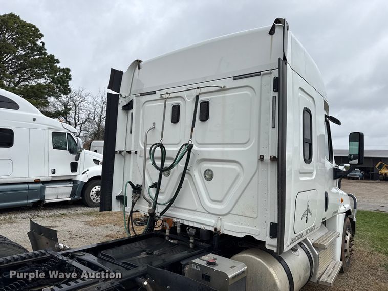 image for item ES5959 2017 Freightliner Cascadia 125  semi truck