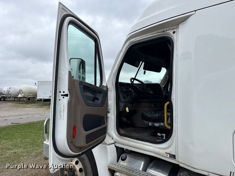 image for item ES5959 2017 Freightliner Cascadia 125  semi truck
