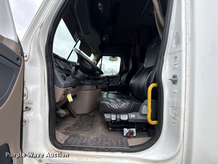 image for item ES5959 2017 Freightliner Cascadia 125  semi truck