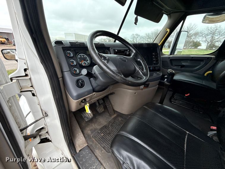 image for item ES5959 2017 Freightliner Cascadia 125  semi truck