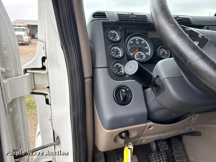 image for item ES5959 2017 Freightliner Cascadia 125  semi truck
