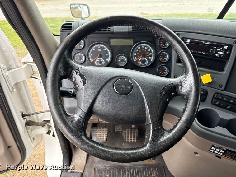 image for item ES5959 2017 Freightliner Cascadia 125  semi truck